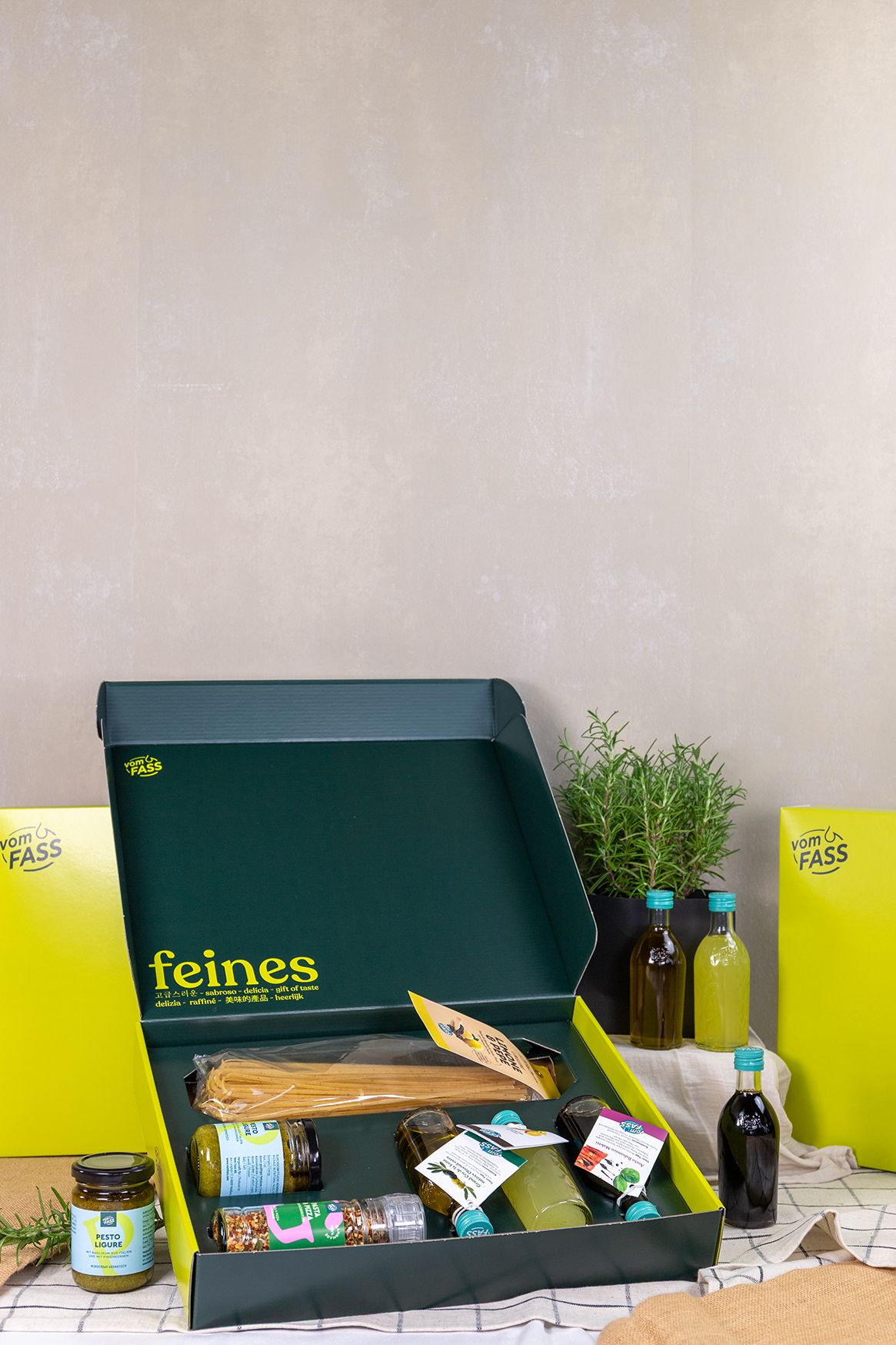 vomFASS Geschenkbox Übergabe im Laden